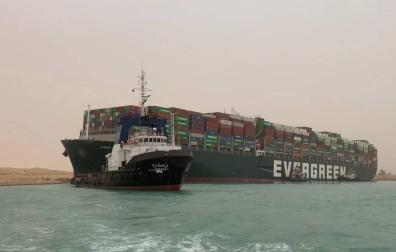 Bloqueado el tráfico en el canal de Suez tras encallar un carguero taiwanés