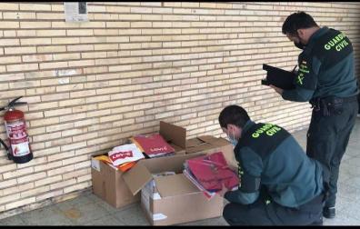 La Guardia Civil ha intervenido 80 prendas de ropa falsificada en un puesto de un mercadillo