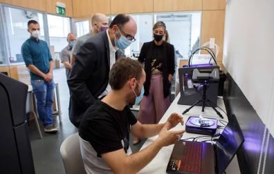 El consejero Ayerdi muestra su apoyo a la transformación digital de Sakana impulsada por el proyecto Dinabide de Irurtzun