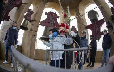 El grupo de campaneros de la Catedral de Pamplona se formó en 2011 y desde entonces se reúnen alrededor de 40 veces al año para bandear, tañer y repicar a la campana María, reina de la catedral, y sus hermanas de ambas torres