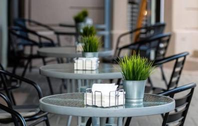 Imagen de la terraza de un bar vacía