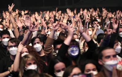 Se ha realizado un cribado masivo entre los 5.000 asistentes al concierto y se han repartido mascarillas FFP2 a la entrada para poder disfrutar del espectáculo sin tener que cumplir la distancia de seguridad.
