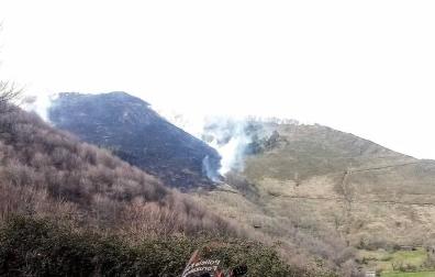 Un fuego activo desde la pasada medianoche afecta a un monte de Erratzu