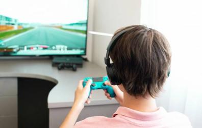 Imagen de un adolescente jugando a los videojuegos