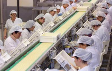 Mujeres trabajando en una conservera