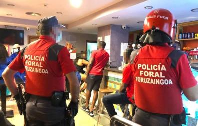 Policías forales inspeccionan un local de Pamplona.