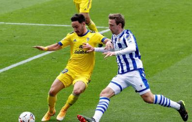 El jugador de la Real Sociedad Nacho Monreal se enfrenta por un balón a Isaac Carcelén, del Cádiz
