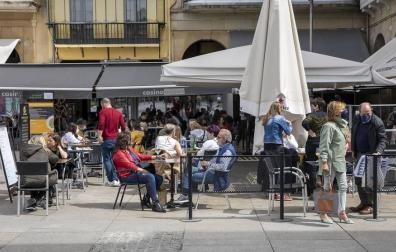 Las nuevas terrazas junto a la plaza de toros y las de la Plaza del Castillo se llenaron con motivo de la jornada festiva.