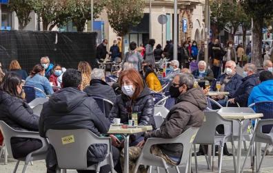 Las nuevas terrazas junto a la plaza de toros y las de la Plaza del Castillo se llenaron con motivo de la jornada festiva.
