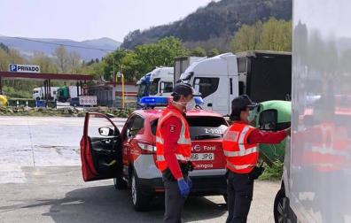 Denunciado por conducción temeraria tras adelantar a cuatro camiones en línea continua en la N-121-A