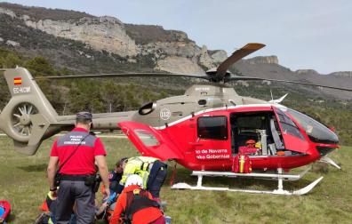 El montañero es atendido por los servicios de emergencia antes de ser trasladado.