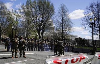 Un coche atropella a dos policías en el Capitolio