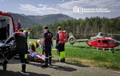 Trasladado en helicóptero un motorista de 21 años tras caer por un barranco en Erro