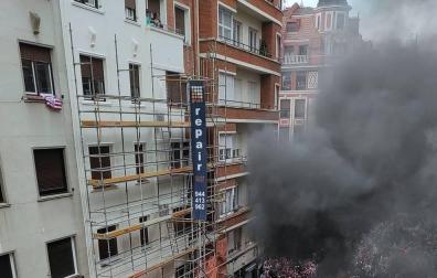 Varias personas que se encontraban en la zona de Pozas han cruzado contenedores, dando fuego a alguno de ellos, lo que ha obligado a intervenir a los Bomberos. Además, han lanzado objetos contra la Ertzaintza.