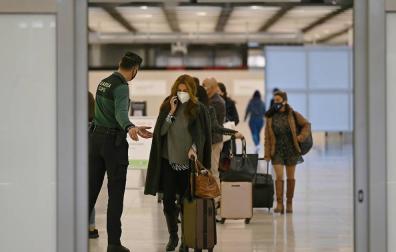 Llegan a los aeropuertos españoles los primeros viajeros con PRC obligatoria