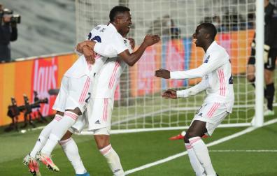 El delantero del Real Madrid Vinícius Jr celebra con Casemiro y con Mendy su segundo gol, tercero del equipo ante el Liverpool