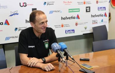 El técnico Quique Domínguez en la rueda de prensa de ayer celabrada en la SCDR Anaitasuna.