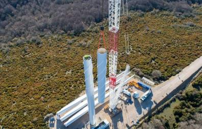 Gamesa finaliza  en Alaiz el montaje de la mayor turbina  terrestre