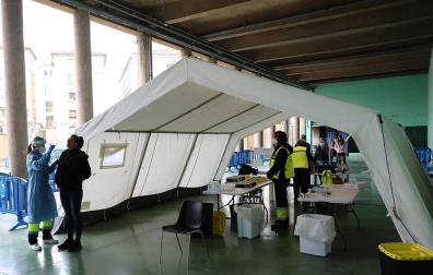 Este sábado, 10 de abril, se ha abierto como centro de vacunación contra el Covid-19 el antiguo Colegio de Maristas, en Pamplona. Se trata de un espacio muy amplio con una importante capacidad para la administración de vacunas. Esta instalación se une a las ya utilizadas con este fin en la comarca de Pamplona, el polideportivo de la UPNA y Forem,