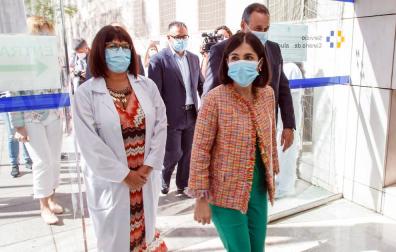 Darias pide "máxima confianza" en las vacunas pese a los cambios de planificación