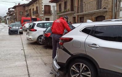 Da positivo en alcohol tras chocar contra varios vehículos aparcados en Arbizu
