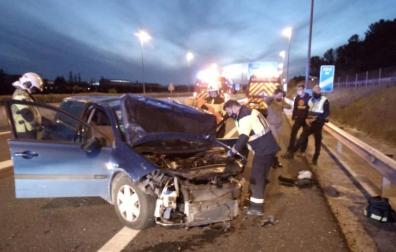 Servicios de emergencia junto al coche accidentado en la A-21.