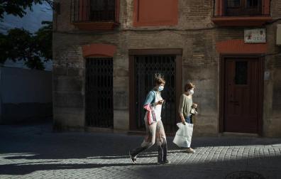 Dos mujeres con mascarilla por la calle Verjas de Tudela.