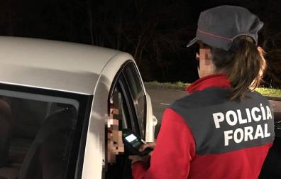 Una agente de la Policía Foral en un control de alcoholemia.