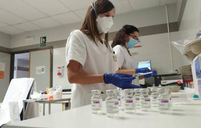 Enfermeras preparan dosis para administrar vacunas contra la covid-19 en La Rioja.