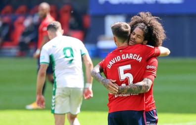 Imágenes del partido Osasuna-Elche disputado en El Sadar.