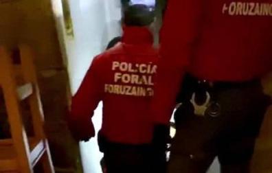 Momento del acceso al bar en Bera.