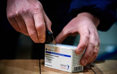 Un trabajador de un centro logístico holandés manipula una caja de firma.