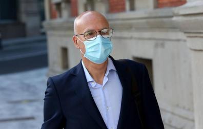 El consejero de Cohesión Territorial, Bernardo Ciriza, a su llegada al Parlamento.