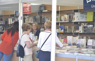 La Feria del libro de Pamplona deja satisfechos a sus participantes en su primer fin de semana.