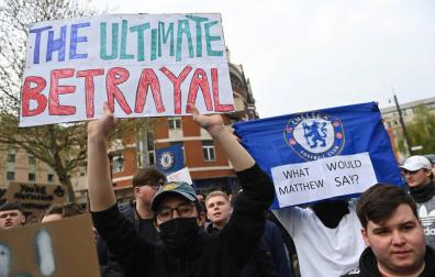Protestas de los aficionados del Chelsea contra la Superliga.