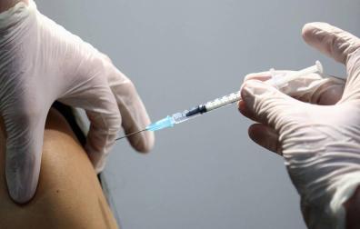 La EMA indica que la segunda dosis de Pfizer y Moderna debe administrarse como indica su prospecto
