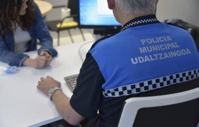 Un agente de la Policía Munical de Pamplona atiende a una ciudadana.