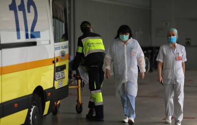 Personal sanitario en el exterior del CHN.