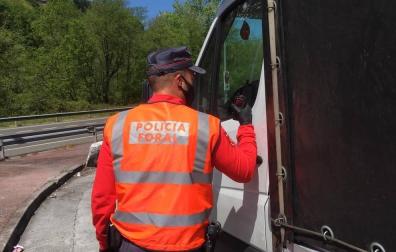 Detenido un camionero por conducir con auriculares y fumándose un porro