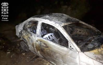 Cuatro heridos tras volcar un vehículo que se dio a la fuga y terminó incendiado