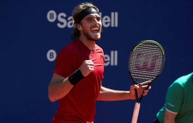 Tsitsipas frena a Sinner para avanzar a la final de Barcelona