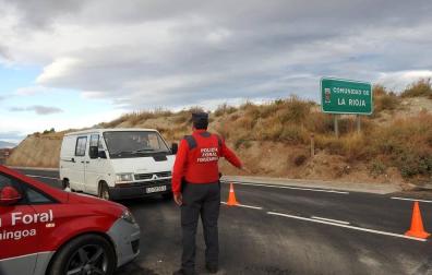 Imágenes de la primera jornada de confinamiento perimetral de la Comunidad, que los navarros viven con cierta normalidad pero con muchas dudas sobre qué pueden hacer o no en esta nueva fase de restricciones, encaminadas a reducir la tasa de contagio de coronavirus.