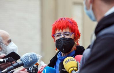 La consejera Santos Induráin atiende a los medios de comunicación tras ser vacunada contra la Covid-19 en el colegio Maristas de Pamplona.