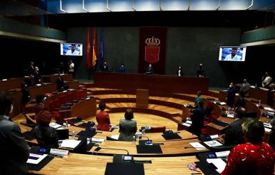 El Parlamento foral, en silencio en recuerdo de los periodistas asesinados
