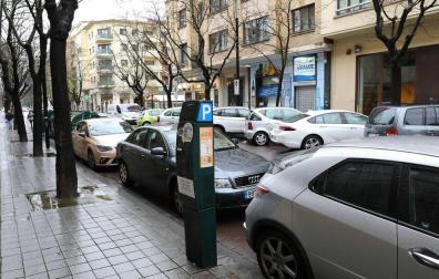 Aparcar en el Ensanche y en los hospitales, más difícil sin zona azul