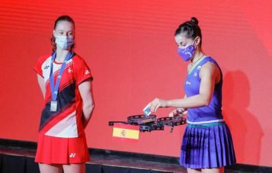 Carolina Marín, campeona de Europa por quinta vez, recoge su medalla de oro de un dron.