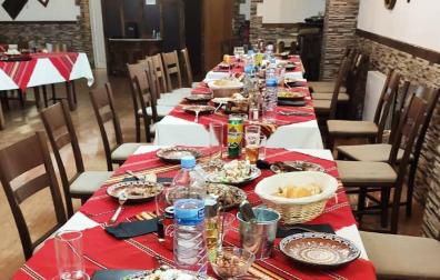 Local clausurado en Oricáin, con el comedor con los platos de una de las comidas que ofrecía.