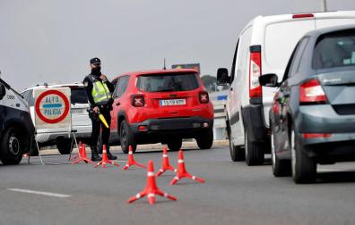Un control de la Policía Nacional en Valencia por el cierre perimetral