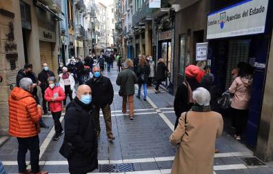 La pandemia del coronavirus no ha evitado que los navarros salgan a la calle a hacer sus compras en el puente foral.