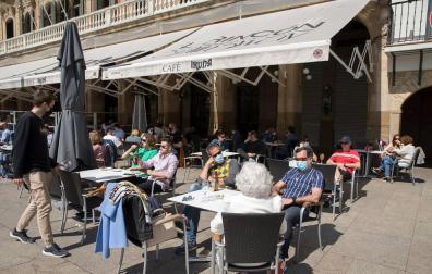 El sol y las altas temperaturas animaron a los pamploneses a disfrutar del primer domingo de Semana Santa en los bares